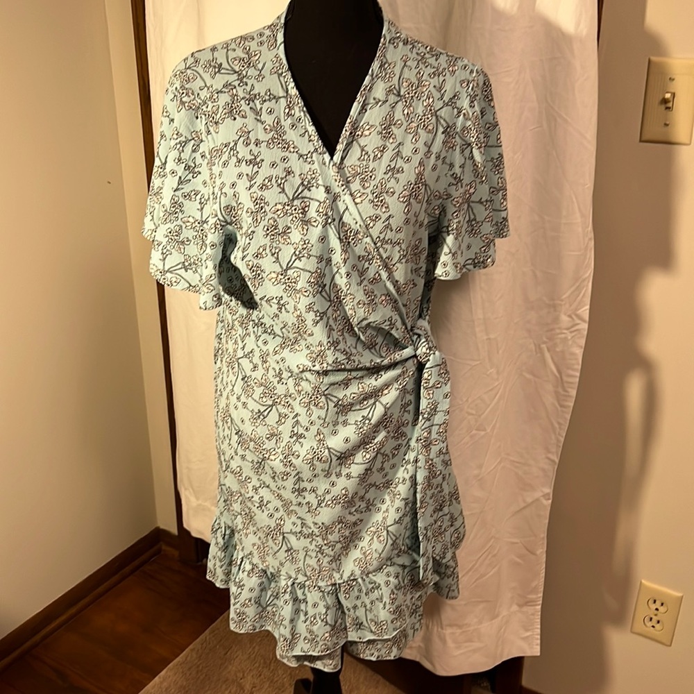 Wrap Dress Light Blue and White. Size XL